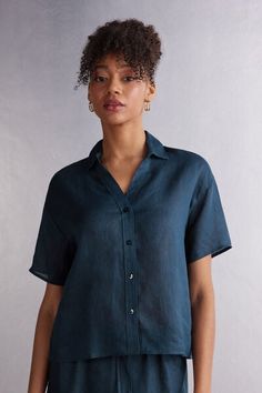 Shirt in pure linen that can be used either as a top with jeans or as a comfortable pajama top. Short Sleeve Linen T-shirt For Loungewear, Relaxed Linen Button-up Blouse, Blue Linen Button-up Tops, Washed Blue Relaxed Fit Button-up Blouse, Light Indigo Cotton Button-up Shirt, Comfortable Pajamas, Bustiers, Pajama Top, Pure Linen