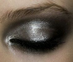 Silver Makeup, Silver Eyeshadow, Swag Makeup, Smink Inspiration, Make Up Inspo, Smokey Eye Makeup, Kate Moss, Pretty Makeup, Cute Makeup