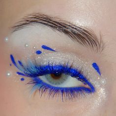 #makeup #bluemakeup #eyeliner #creativemakeup #eyelinergoals #liner #blueeyes White And Blue Eyeliner, Light Blue Eyeliner Looks, Blue Eyeliner Ideas, Blue Graphic Makeup, Christmas Graphic Liner, Light Blue Eyeliner, Queer Formal, Simple Graphic Eyeliner, Blue Graphic Eyeliner