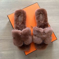 Herms Shearling Oran Sandals Size 39 New Color Naturel Sheep Fur Box And Dust Bags Hermes Fur Sandals, Senior Festivities, Hermes Slides, Fluffy Sandals, Hermes Oran Sandals, Fur Sandals, Velvet Sandals, Sandals Outfit, Hermes Shoes