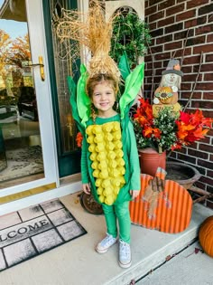 Corn Cob Costume Diy, Ear Of Corn Costume Diy, Corn On The Cob Costume Diy, Ear Of Corn Costume, Diy Thanksgiving Costumes, Thanksgiving Food Costumes, Vegetable Costumes Diy, Baby Corn Costume, Corn Costume Diy