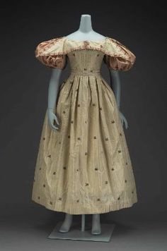 Woman's dress of Spitalfield's brocade, 1830, USA, silk brocade, silk satin, silk taffetta, silk thread fringe metal hook and eye closures. 1830s Hair, 1840 Fashion, 1849 Fashion, 30s Women, 1960s Clothing, Museum Of Fine Arts Boston