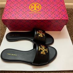 Tory Burch Everly Slide Size: 8 Color: Black Material: Leather Tory Burch Sandals Outfit, Tory Burch Sandals Black, Black Tory Burch Sandals, Designer Slides Women, Tory Burch Slides, Burr Basket, Closet Art, Pretty Sneakers, Pretty Sandals