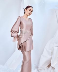 Baju Kurung 2023 Design, Bridesmaid Malaysia, Ootd Raya, Malaysian Dress, Baju Kurung Moden Style, Raya 2023, Elegant Silk Dresses, Kurung Modern, Eid Fashion