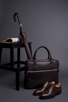 Teaching Mens Fashion, Gentleman Lifestyle, Der Gentleman, Modern Gentleman, Coach Swagger Bag, A Chair, Suit And Tie