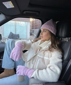 Pink Beanie Outfit, Cosy Winter Outfits, Winter Outfit Aesthetic, Autumn Moodboard, Cozy Winter Outfit, Gloves Outfit, Outfits With Gloves, Beanie Outfit, Negin Mirsalehi