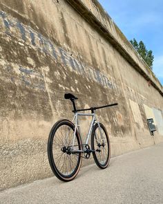 a bike leaning against the side of a building