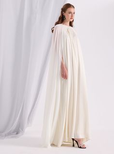 WF ATELIER Model height: 177 CM 100% Polyester Length: 145 cm White Cape Dress, White Cape, Dress Art, Circle Dress, Angel Dress, Arab Fashion, Cape Dress, Dress Store, Art Dress