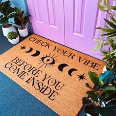 a door mat that says, check your vibe before you omendside on it