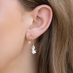 It's everyone's favorite happy snowman! Take Disney's Olaf wherever you go with our Disney Frozen Olaf Dangle Earrings. These are perfect to style all year long. You may burst into song and dance when you put these on. Don't say we didn't warn you! Disney Princess Earrings, Disney Princess Villains, Happy Snowman, Disney Olaf, New Disney Princesses, Disney Frozen Olaf, Frozen Olaf, Winter Earrings, Zircon Earrings