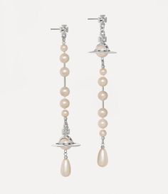 Vivienne Westwood debuted the Broken Pearl earrings in her Autumn/Winter 2005-2006 "Propaganda" collection, capturing the brand's signature punk-inspired aesthetic. These earrings feature an uneven, asymmetrical design that echoes the classic "broken" motif of the original pearl necklace. Jewellery Wishlist, High Fashion Earrings, Crystal Orb, Inspired Aesthetic, Punk Inspiration, Asymmetrical Design, Jewelry Inspo, Vivienne Westwood, Cloth Bags