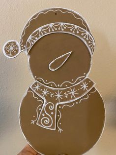 Gingerbread Snowman Decoration, Gingerbread Tree Topper Ideas, Free Gingerbread Printables, Christmas Cardboard Crafts, Gingerbread Diy Decorations, Cardboard Gingerbread Man, Painted Gingerbread Men