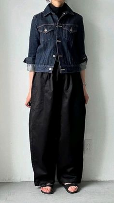 Denim Jacket Black Pants, Navy Tshirt Outfit, White Shirt Outfit Women, Japan Fashion Women, Denim Jacket Outfit Women, Fifties Fashion, Outfits Casuales