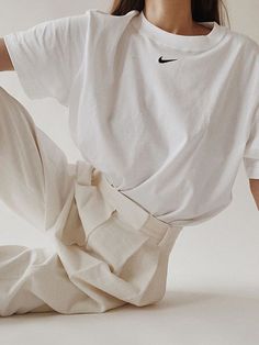 Oversized Shirt Outfit, Oversize Tshirt Outfits, Portrait Photos, Foto Poses, Clothing Photography, Winter Trends, Nike Basketball, Tshirt Outfits, On The Ground