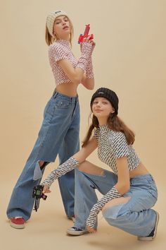 Cute Pose Photoshoot, Casual Dynamic Poses, 2 Person Fashion Poses, Pose Reference Photoshoot, Cute Duo Poses Reference Drawing, Cute Model Poses, 2 Women Pose, Scenic Poses, Animal Pose Reference