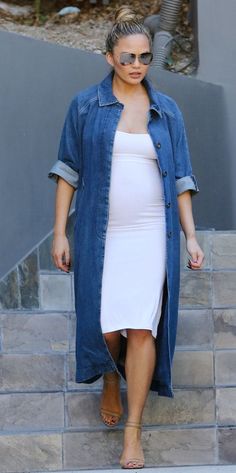 Denim Duster Outfits, Celebrity Maternity Style, Chic Maternity, Denim Duster, Maternity Clothes Fashionable, Baby Bump Style, Maternity Chic, Pregnancy Style