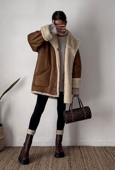 Shearling Coat Outfit, Edgy Work Outfits, Outfit Botas, Autumn Outfit, Mode Fashion, Fall Winter Outfits, Comfy Outfits, Autumn Winter Fashion, Pretty Outfits