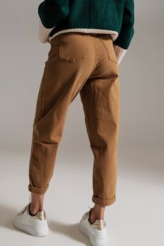 Mejora tu guardarropa con nuestros pantalones holgados y relajados en un tono camel atemporal. Un guiño a la próxima temporada de otoño, estos pantalones no solo son cómodos sino que seguramente marcarán una declaración de estilo. Confeccionados con una mezcla de 98 % algodón y 2 % elastano, estos pantalones ofrecen la combinación perfecta de suavidad y elasticidad para comodidad durante todo el día.

 El exclusivo detalle del bolsillo en el lado derecho, completo con un elegante botón, disting Beige Cotton Harem Pants For Fall, Fall Beige Cotton Harem Pants, Baggy Straight Leg Cargo Pants With Elastic Waistband, Baggy Tapered Leg Bottoms With Cargo Pockets, Baggy Brown Bottoms With Elastic Waistband, Brown Wide Leg Pants With Five Pockets, Brown Wide-leg Pants With Five Pockets, Baggy Straight Jeans For Fall, Brown High Waist Relaxed Fit Bottoms