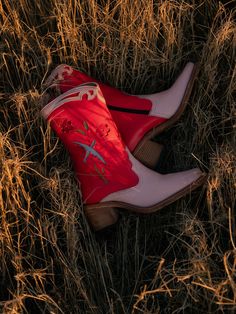 We offer FREE SHIPPING on our website www.Dandelie.com Follow us on instagram: @dandeliethelabel or find the full collection at our website www.dandelie.com 🌼✨ These ankle boots in pink / red with a bird and flowers are handcrafted in Spain. Our boots are made of the finest leather, and over time will adjust and mould to fit your feet perfectly. Our boots compliment any style, whether you're a 70s vintage babe, a Bohemian soul, a Western cowgirl, or just looking to spice up your style! These bo Valentines Event, Leather Cowgirl Boots, Spring 23, Bohemian Soul, Rose Rouge, Light Spring, Cow Girl, Western Cowgirl, Cowboy Western