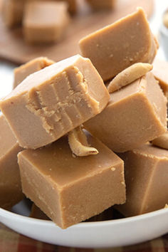 Close up shot of squares of keto peanut butter fudge in a white bowl, with a bite taken out of one piece. Sugar Free Fudge Recipe, Old Fashioned Peanut Butter Fudge, Sugar Free Peanut Butter Fudge, Keto Peanut Butter Fudge, Healthy Fudge Recipe, Sugar Free Pie, Butter Fudge Recipe, Peanut Butter Fudge Recipe