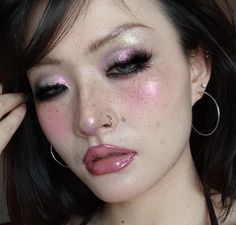 Summer Alt Makeup, Lots Of Blush Makeup Look, Cool Tone Makeup Looks, Cool Toned Eyeshadow, Monochromatic Makeup, Funky Makeup, Duochrome Eyeshadow