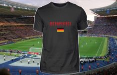 T-Shirt für alle Deuschland Fans! Heimspiel ausnutzen - Europameister 2024 werden! Hochwertiges Design, Made in Germany. Der Klassiker für den Mann: Stilsicher bei einhundert Prozent Tragekomfort. Mit diesem Basic T-Shirt kannst du nichts falsch machen.      Material: 100% Baumwolle, (Sport Grey: 85% Baumwolle / 15% Viskose), (Ash: 99% Baumwolle / 1% Viskose)      Grammatur: 185 g/m²     Verarbeitung: Doppelte Steppnaht an den Säumen     Form: Gerader Schnitt + Rundhalsausschnitt + 1x1 Ripp-Kragen     Größen:  XS, S, M, L, XL, XXL, 3XL, 4XL, 5XL Soccer Party, Soccer Motivation, Basic T Shirt, Funny Tshirts, Print T Shirt, Mens Tshirts