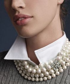 Great Pearl Necklace Outfit Ideas 70+ 26 – Style Female Pearl Necklace Designs, Diamond Solitaire Necklace, Solitaire Necklaces, Chanel Vintage, Preppy Outfit, Necklace Fashion