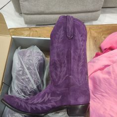 Old Gringo Dutton Classic - Women's Size 12 Brand New With Box Sold Out Roomy Easy To Get On An Eye-Catching Statement Purple Boot With Tonal Purple Embroidery Details. Handcrafted With Suede Leather, This Cowgirl Boot Is Soft To The Touch And Bold In Its Style. Be Ready To Turn Heads And Be The Talk Of The Town As You Strut In Our Dutton Classic Purple Cowgirl Boot. Height 13 Inches Purple Cowboy Outfit, Purple Cowgirl, Purple Boot, Purple Embroidery, Purple Boots, Cowgirl Boot, Cowboy Outfits, Talk Of The Town, Pink Cow