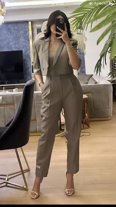 Suite For Women Stylish, Formal Suits For Women Classy, Formal Pantsuits For Women, Stylish Work Attire, Woman Suit Fashion, Elegante Casual, Quick Outfits, Classy Work Outfits, Stylish Work Outfits