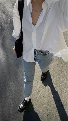 Mom Jeans Loafers Outfit, Mom Jeans With Loafers, Jean Loafer Outfit, Mom Jeans And Loafers Outfit, White And Black Loafers Outfit, Outfit Selfie From Above Aesthetic, Loafers With White Socks Outfit, Outfit Inspo With Loafers, Black School Shoes Outfit