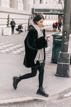 Dr Martens Outfit, Martens Style, Doc Martens Outfit, Mode Tips, Looks Street Style, Green Coat, Doc Martens