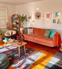 Home decor Granola Apartment, Apartment Decor Inspiration Cozy, Maximalist Decor Small Spaces, Retro Modern Living Room, Colourful Living Room, Crafts Home, Apartment Decor Inspiration, Aesthetic Home, Decor Aesthetic