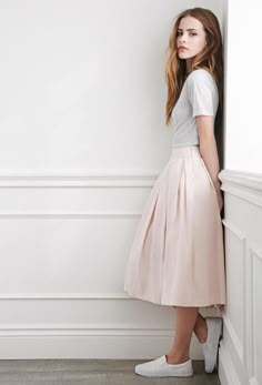 Pleated Midi Skirt http://picvpic.com/women-skirts-midi-skirts/forever21-pleated-midi-skirt#Pink?ref=PCFeTk Look Vintage, Pleated Midi Skirt, Women Skirts Midi, Modest Dresses, Fashion Street, Modest Outfits, Latest Fashion For Women, Skirt Outfits