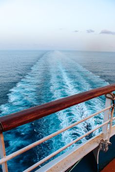 the back end of a boat traveling through the ocean