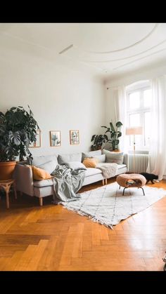 home ideas Home Decor Ideas Kitchen, Ikea Sofas, Home Decor Apartment, Decor Ideas Kitchen, Home Decor Aesthetic, Eclectic Interior Design, Aesthetic Home Decor, Kitchen Home Decor, Home Decor Modern