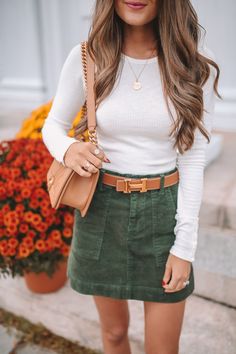 Green Skirt Outfits, Skirt Outfit Fall, Simple Fall Outfits, Stylish Fall Outfits, Skirt Outfit, Fall Fashion Outfits, Green Skirt, Mode Inspiration, Fall Winter Outfits