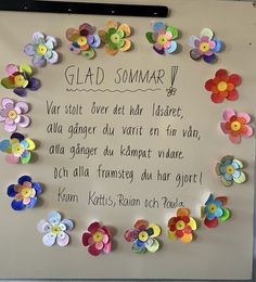 a bulletin board with flowers on it and some words written in german next to them