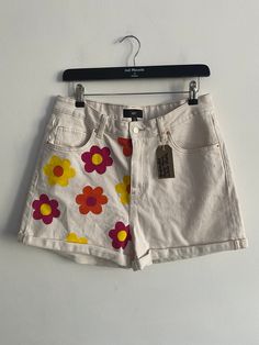 Hand painted vintage Levi shorts size uk 14 Cute Designs To Paint On Jeans, Jeans Hand Painted, Painting Shorts Ideas, Paint Jeans Diy, Painting On Shorts, Painting Pants Diy, Painted Pants Idea, Flower Power Outfit, Shorts Painted