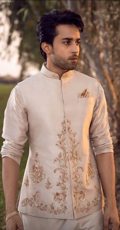 Wedding Kurta For Men Indian Groom, Engagement Dress For Groom, Boys Kurta Design, Mens Wear Wedding, Groom Dress Men, Indian Groom Wear