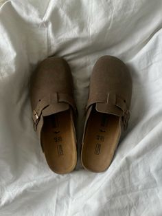 Birkenstock outfit, clogs, autumn mood Birkenstocks Clogs, Burken Stocks Clog Outfit, Clogs Aesthetic, Birkenstocks Aesthetic, Outfits With Birkenstock Clogs, Brown Clogs Outfit, Brown Birkenstocks, Mocha Birkenstock, Clog Outfit