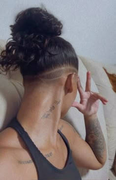 Small Shaved Sides Women, Small Side Undercut Long Hair, Partial Undercut, Undercut Long Hairstyles Women, Lesbian Undercut, Undercut Long Hair Design, Long Hair Taper, Masc Long Hair, Low Undercut