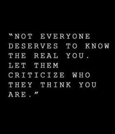 a black and white photo with the words, not everyone deserves to know the real you let