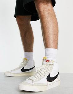 Baskets par Nike Arrivée dans le panier : imminente Modèle mi-haut Fermeture à lacets Languette et cheville rembourrées Griffe Nike emblématique Perforations pour une meilleure aération Semelle antidérapante à gravures en chevrons Semelle intermédiaire style vintage Pro Club Outfits Men, Nike Blazer 77, Blazer 77, Nike Noir, Air Max 90s, Blazer Mid 77 Vintage, Pro Club, Nike Branding, Nike Blazer Mid 77