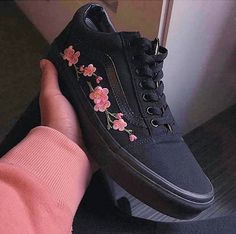 I love embroidered shoes 👅 Basket Style, Skate Wear, Urban Wear, Streetwear Outfits, Look Casual, Custom Shoes