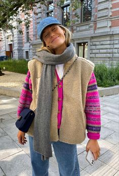 Autumn London Fashion, Bright Outfits Winter, Slouchy Fall Outfits, Fluffy Gilet Outfit, Zip Up Vest Outfits For Women, Colorful Cozy Outfits, Copenhagen Style Autumn, Copenhagen Spring Style, Pattern On Pattern Outfit