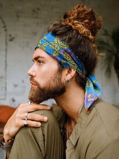 Messy Man Bun Hairstyles, Men With Braids, Top Haircuts For Men, Bun Ideas, Man Bun Hairstyles, Hippie Men, Long Hair Men, Moda Hippie, Cute Simple Hairstyles