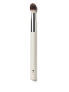 ILIA's Blending Brush is versatile & can be used to blend eyeshadow in the contour & crease of the eye as well as to apply highlighter to the high points of your face. Apply Highlighter, Ilia Beauty, Beauty Brushes, Highlighter Brush, Blending Brush, Bronzing Powder, Concealer Brush