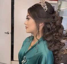 Blonde Quince Hair, 15 Half Up Half Down Hairstyles, Hair Down Hairstyles Quince, Quinceñera Hairstyles For Long Hair, Quince Hairstyles With Tiara, Down Hairstyles Quinceanera, Hairstyle For Quinceañera, Quince Hairstyles Medium Hair, Braid Hairstyles For Quinceanera