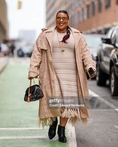 Neutrals and texture for NYFW DAY 3 ✨ 📸 @daniel_edward_photography @edward.berthelot @shannonphotogal for @gettyfashion Nyc Fashion Week, Sweater Dress Outfit, Nyc Street Style, Nyfw Street Style, Nyc Fashion, Fall Fashion Trends, London Fashion, Fall Trends, Cosmopolitan