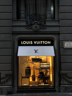 Negozio di lusso Louis Vuitton a Napoli Luxury Brand Store Interior Design, Louis Vuitton Moodboard, Viton Louis, Lui Viton